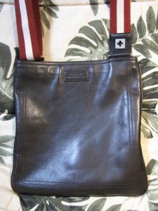 BALLY（バリー）のショルダーバッグを4年愛用した使用感をレビュー - 【OGA】大人なメンズの鞄・バッグ専門サイト