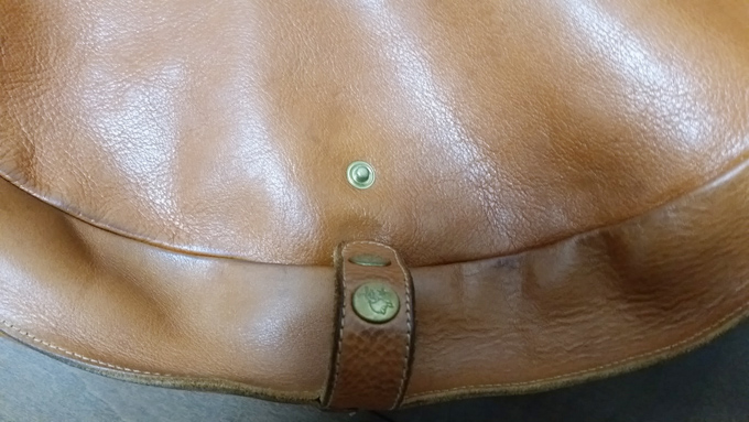 バッグの大きさを調整できるボタンがついている
