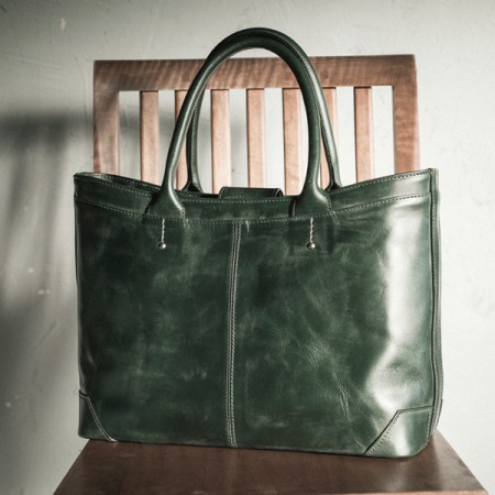 緑・グリーンのメンズバッグ」ちょっと人とは違ったカッコよさがある鞄 